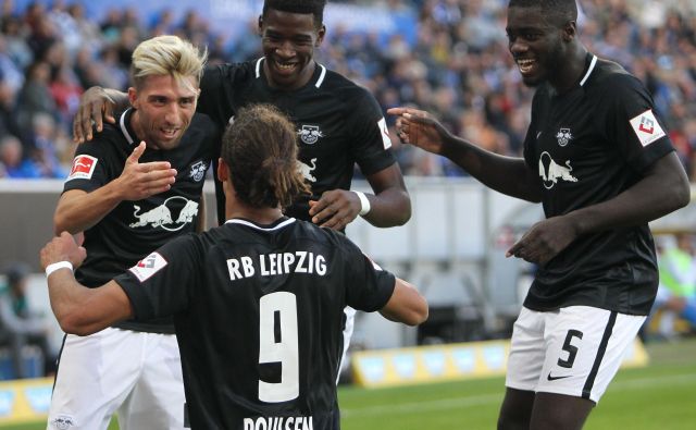 Takole se je danski napadalec Yussuf Poulsen zahvalil podajalcu za odločilni gol Kevinu Kamplu (levo). Foto AFP