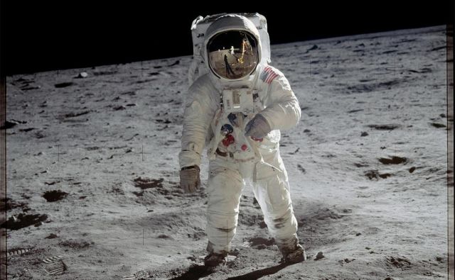 Buzz Aldrin na Luni (Neila Armstronga lahko opazite v vizirju na čeladi). FOTO: Nasa