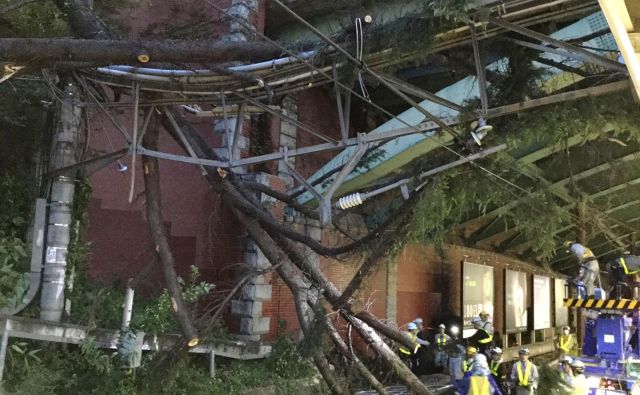 Tajfun je terjal dve smrtni žrtvi. FOTO: East Japan Railway/AFP