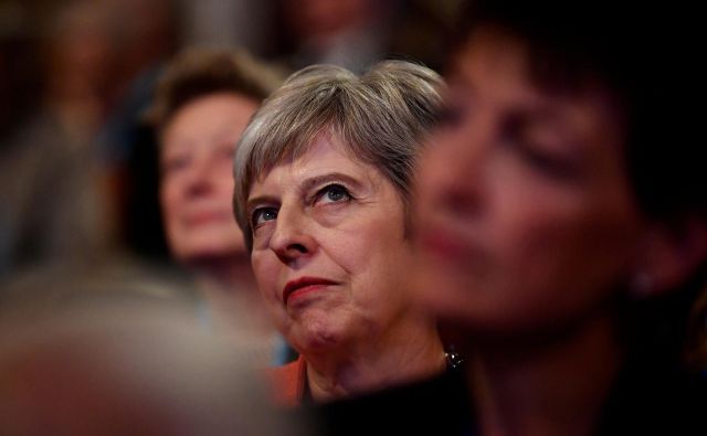 Britanska premierka Theresa May bo članom vladajoče konservativne stranke jutri poskušala prodati svoj predlog iz Chequersa kot najboljšo alternativo izstopu iz EU brez dogovora. FOTO: Reuters/Toby Melville