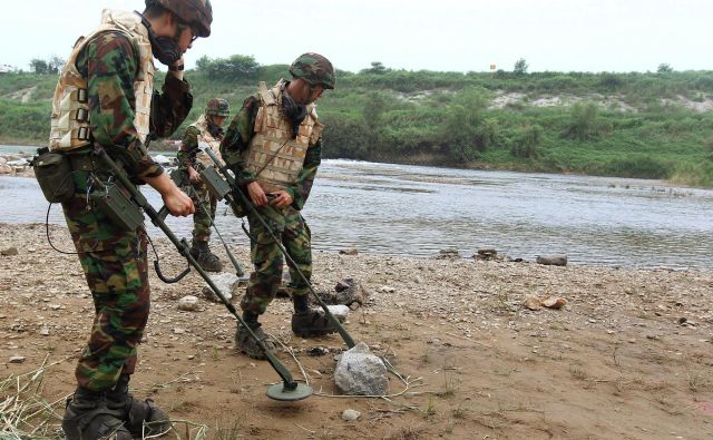 Približno dva milijona min je na obeh straneh demilitariziranega območja. FOTO: AP