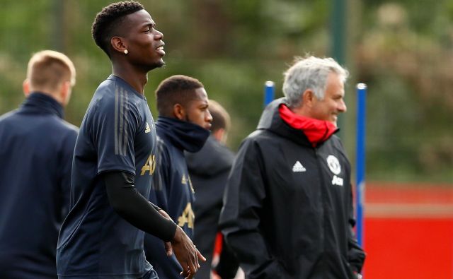 Paul Pogba (levo) in Jose Mourinho sta se pred dnevi sprla, zdaj morata strniti moči za današnjo tekmo Manchester Uniteda z Valencio.<br />
FOTO: Reuters