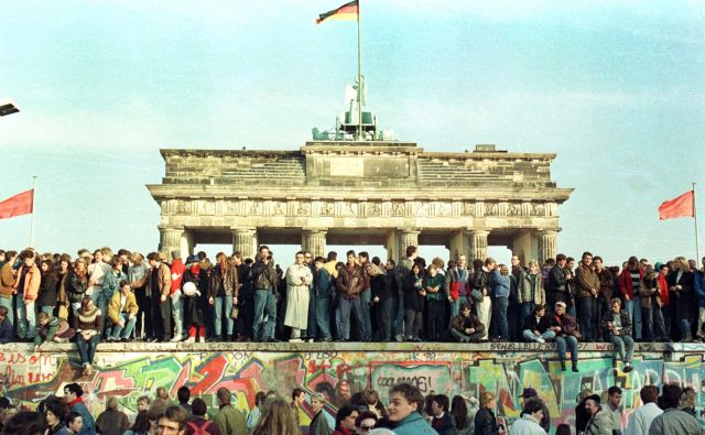 Berlinski zid je padel 9. novembra 1989. Danes pa Nemci praznujejo dan enotnosti. Foto Reuters