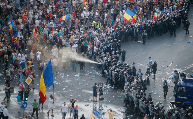 Demonstracije v Bukarešti 10. avgusta letos. FOTO: Reuters