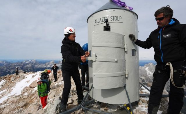 Zamuda pri vzletu je nastala, ker helikopter zaradi megle ni mogel zapustiti brniške baze, toda Aljažev stolp so kasneje uspešno postavili na vrh Triglava. FOTO: Zavod za varstvo kulturne dediščine Slovenije (ZVKDS)