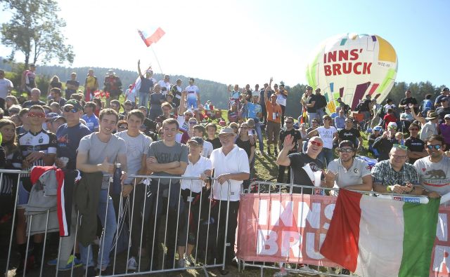 Ob tirolskih cestah se je minuli teden zbralo 600.000 gledalcev. FOTO: Jože Suhadolnik/Delo