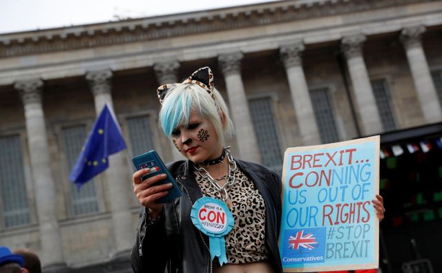 V Birminghamu je ta teden potekala letna konferenca konservativne stranke, na kateri je premierka Theresa May zagovarjala brexit - čeprav je bila sama nekoč proti njemu -, zato so se v mestu zbrali nasprotniki odhoda Velike Britranije iz EU. FOTO Reuters