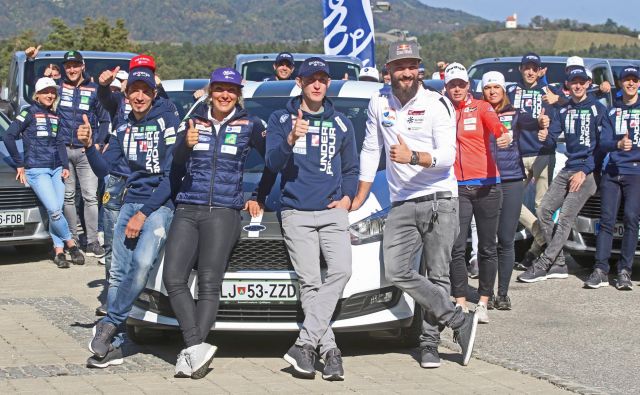 Danes še sproščeno, kmalu bo šlo zares. V ospredju Robert Kranjec, Ilka Štuhec, Peter Prevc in Filip Flisar. FOTO: Tadej Regent/Delo