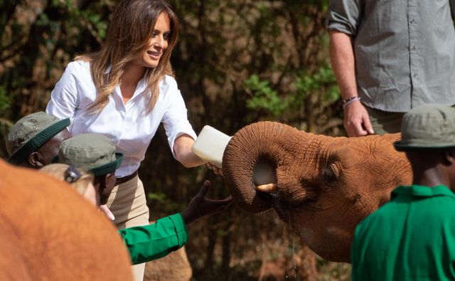 Melania Trump se je dobro počutila med slončki. FOTO: AFP