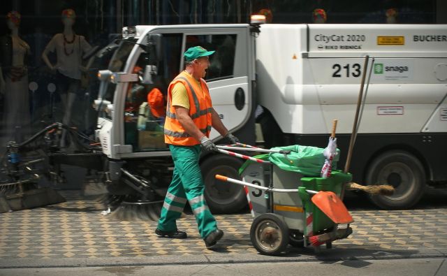 Čiščenje javnih površin, ljubljanskih cest in ulic. Ljubljana, Slovenija 1.avgusta 2018 [Snaga,Snaga javni holding Ljubljana,delo,delavci,zaposlenost,gospodarstvo,čiščenje,čiščenje cest in pločnikov,ceste,ulice,pločniki,mesta,javne površine,čistilna vozila,smetarji,metle,Ljubljana,Slovenija,motivi] Foto Jure Eržen/delo