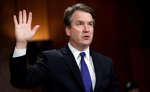 Kandidat za ameriškega vrhovnega sodnika Brett Kavanaugh je ob čustveni razpravi korak bližje k potrditvi v senatu. FOTO: Andrew Harnik/Pool New Reuters