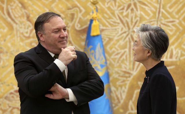 Amerški državni sekretar Mike Pompeo se je v Južni Koreji sestal tudi s zunanjo ministrco Kang Kjung Vha. FOTO: AP