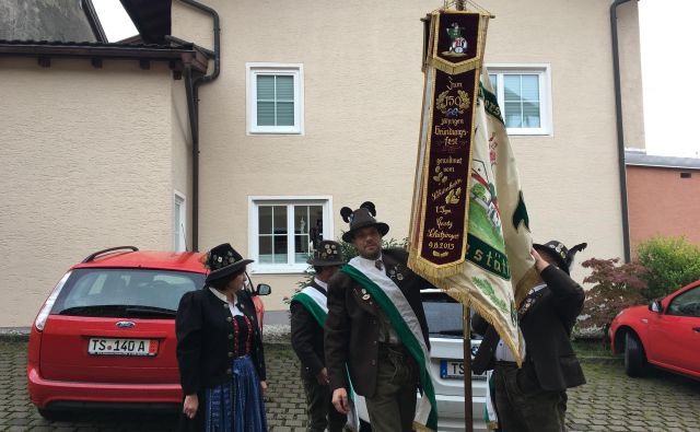 V Grabenstättu so se na zahvalno nedeljo zbrali člani tradicionalnih društev, oblečeni v dirndle, lederhose in vse, kar spada k bavarski narodni noši. Foto: Barbara Kramžar