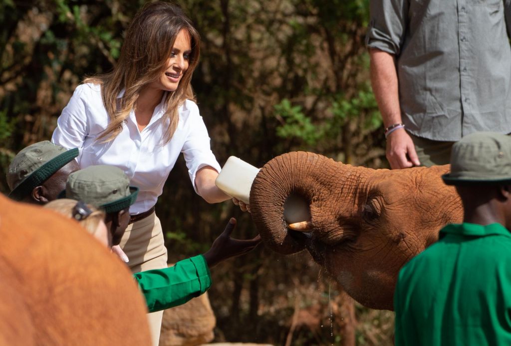 FOTO:Melania je v Keniji nahranila slončka (FOTO in VIDEO)