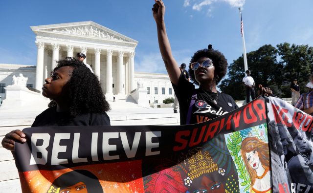 Nasprotniki potrditve Bretta Kavanaugha za vrhovnega sodnika so s protesti po vseh ZDA še zadnjič skušali vplivati na senatorje.<br />
FOTO: Kevin Lamarque/Reuters