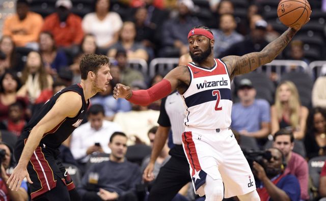 Goran Dragić (ob njem John Wall) je tokrat prispeval devet točk. FOTO: Nick Wass/AP