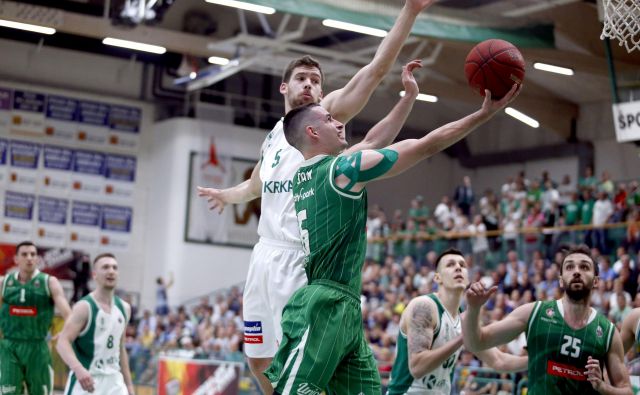 Jan Špan je zadel kar pet trojk. FOTO: Roman Šipić/Delo