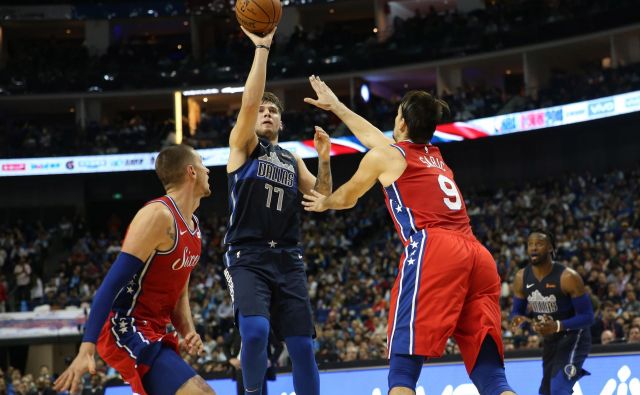 Luka Dončić se je spet izkazal z dvomestnim številom doseženih točk. FOTO: AFP