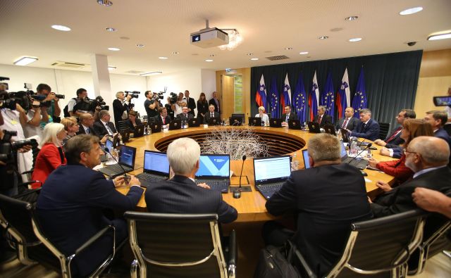 Približno 12 odstotkov anketiranih je delo vlade ocenilo kot pozitivno ali zelo pozitivno. Foto Leon Vidic/delo