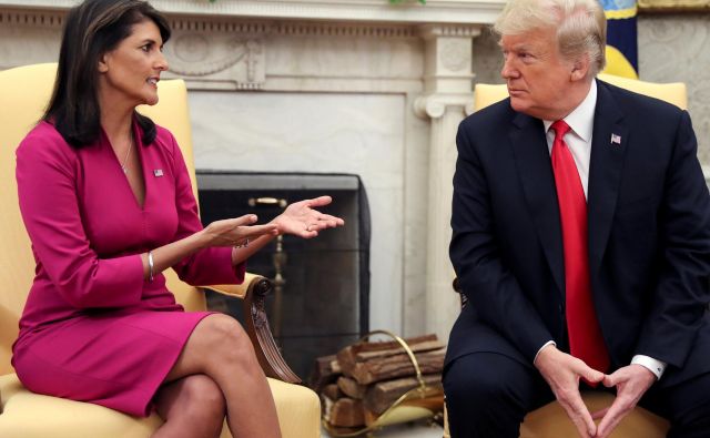 Donald Trump je ob oznanilu odhoda ameriške veleposlanice pri Združenih narodih Nikki Haley močno pohvalil njeno delo. FOTO: Jonathan Ernst/Reuters