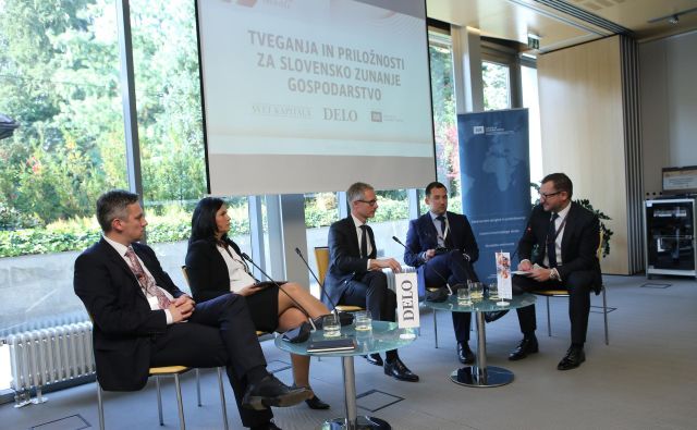 Udeleženci prvega panela (z leve): Drago Kavšek, član uprave banke Intesa Sanpaolo, Sandra Damijan, partnerica in vodja forenzičnih storitev pri Grant Thornton WB Business Group, Boštjan Vasle, v. d. direktorja Umarja, Denis Mancevič, poslovni svetovalec, in Sergej Simoniti, predsednik uprave SID – Prve kreditne zavarovalnice. Foto Jože Suhadolnik/Delo