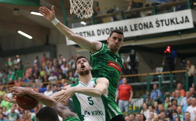 Paolo Marinelli (z žogo) je v sezonah 2013-15 igral za Olimpijo, zdaj drugo leto organizira Krkino igro. FOTO: Jože Suhadolnik