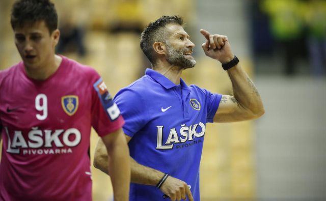 Tomaž Ocvirk, trener ekipe Celje Pivovarna Laško, je s svojo vrsto vknjižil zmago nad Trebanjci. FOTO: Uroš Hočevar/Delo