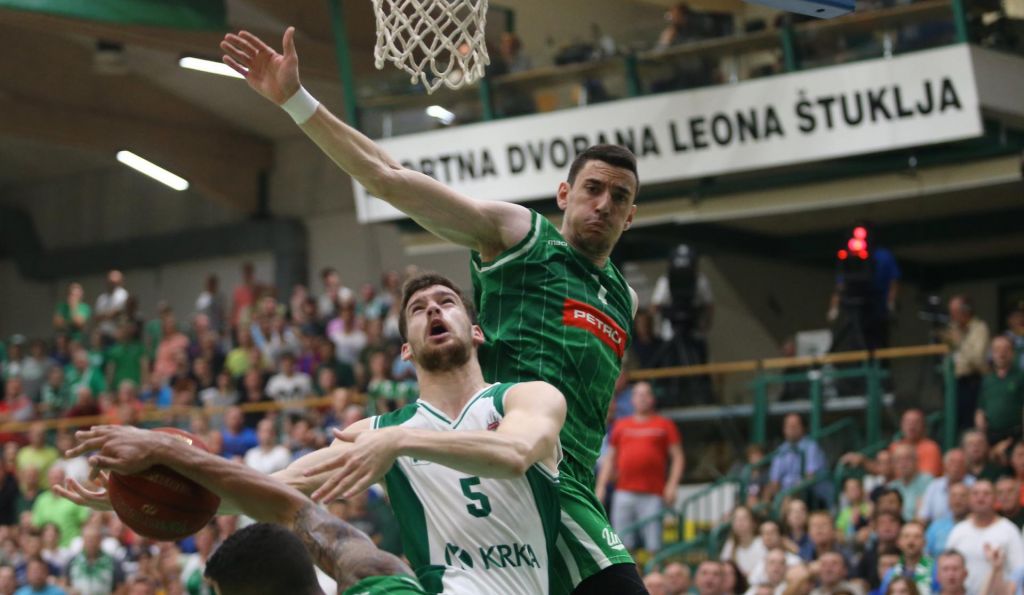 Pred uvodnim derbijem so našli okrepitvi