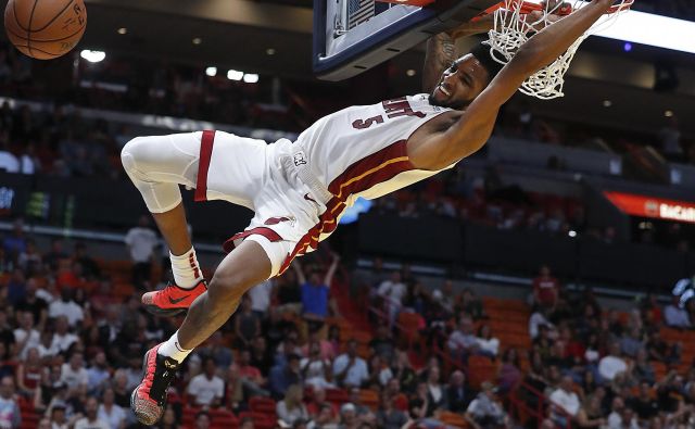 Derrick Jones Jr. in soigralci so zadevali kot za stavo. FOTO: Brynn Anderson/AP