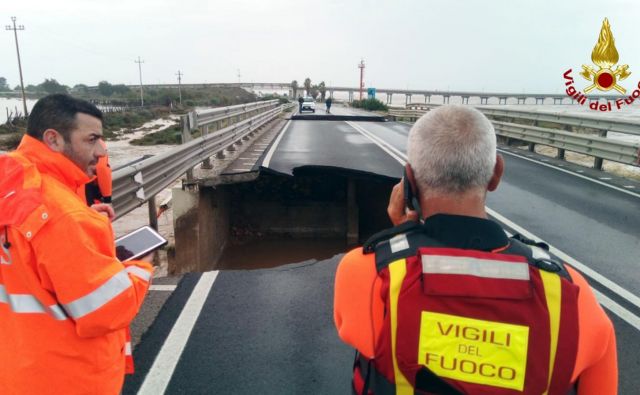 Lokalne oblasti opozarjajo prebivalce na visoko stopnjo nevarnosti zemeljskih plazov. FOTO: Vigili del Fuoco/Ap