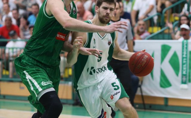 Paolo Marinelli (z žogo) je v derbiju blestel, Mirza Begić (levo) je skoraj neopazno prebil na parketu devet minut. FOTO: Jože Suhadolnik