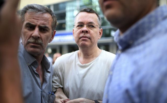 Andrew Brunson je bil eden izmed več tisoč civilistov, ki so jih turški organi aretirali po splodletelem poskusu državnega udara julija 2016. FOTO: AP Photo/Emre Tazegul