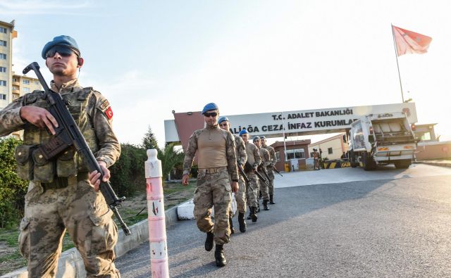 Turški policisti pred sodiščem Aliaga v Izmirju, kjer je potekalo sojenje izpuščenemu ameriškemu pridigarju Andrewu Brunsonu.<br />
FOTO: AFP