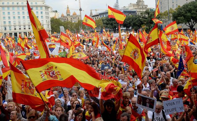 Po podatkih policije se je v Barceloni zbralo več kot 60.000 nasprotnikov neodvisnosti katalonije. FOTO: Josep Lago/AFP