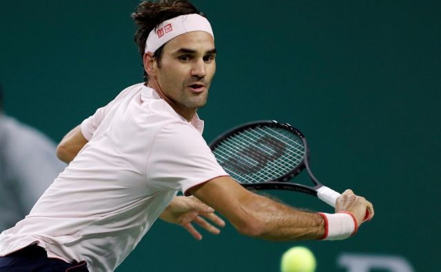 Roger Federer je japonskega izzivalca odpravil z 10 asi. FOTO: Aly Song/Reuters