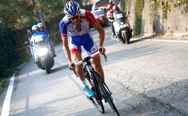 Thibaut Pinot je s pospeševanji na Civigliu najprej strl Primoža Rogliča in Egana Bernala, nato pa še domačega junaka Vincenza Nibalija. FOTO: AFP