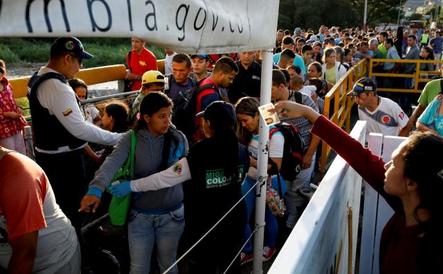 Množice zapuščajo Venezuelo in poskušajo priti v Kolumbijo. FOTO: Reuters