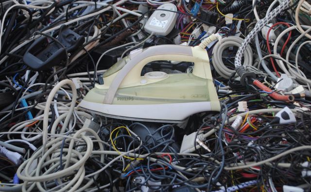 V zabojnike za EE-naprave odložimo manjše aparate.<br />
<br />
FOTO arhiv ZEOS