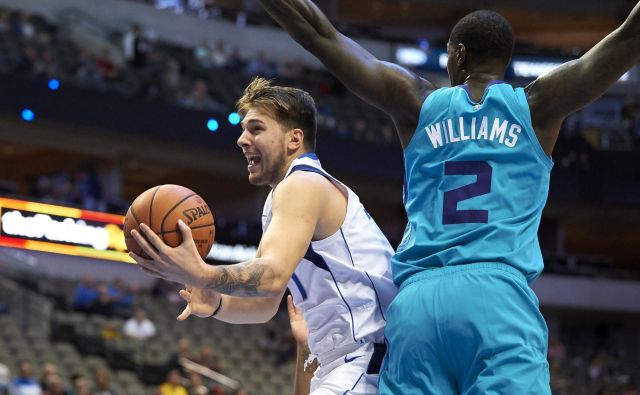 Luka Dončić je bil še posebej razpoložen z razdalje. FOTO: Cooper Neill/AP