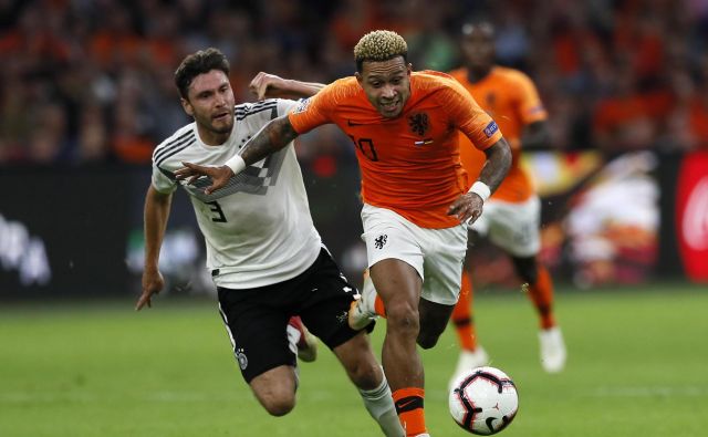 Memphis Depay (desno) je takole obšel Jonasa Hectorja in pokazal, zakaj je bil eden od velikih junakov Nizozemske v zmagi nad jalovo Nemčijo. FOTO: AP