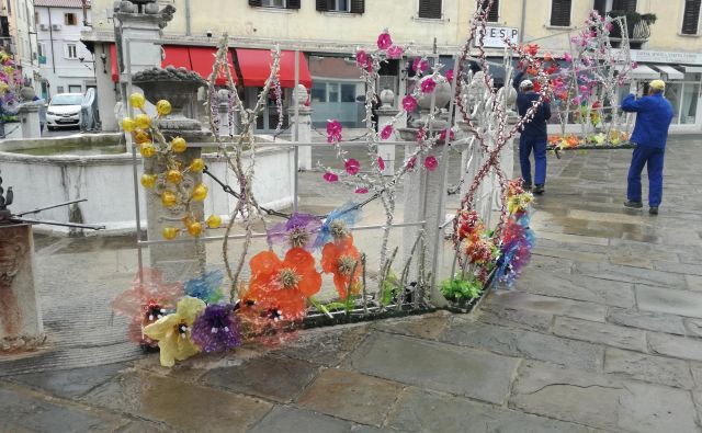 Delavci občinskega komunalnega podjetja Marjetica so le dobro uro pred napovedanim protestom zaradi oskrunjenja Da Pontejevega vodnjaka s kičastim novoletnim okrasjem, s katerim želi župan Popovič v Koper privabiti obiskovalce, dekoracijo odstranili. Foto Martin Nedoh