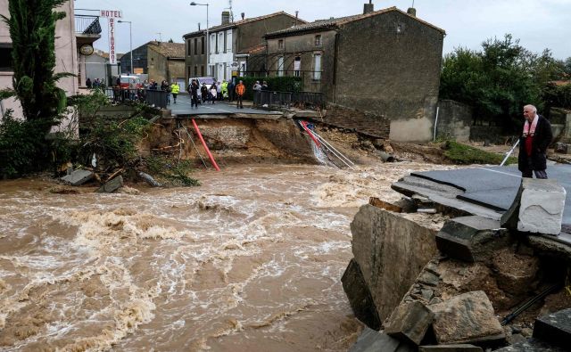 Kraj Villegailhenc je bil še posebej prizadet v poplavah. Gladina reke Trapel ni bila tako visoka že najmanj 100 let. Odneslo je tudi most. FOTO: Eric Cabanis/AFP
