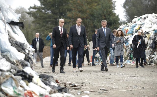 Kramžar, Leben in Sebastijan Zupanc, direktor zbornice komunalnega gospodarstva, med kupi plastičnih odpadkov na deponiji Barje. FOTO: Uroš Hočevar/Delo