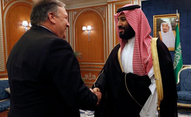 Ameriški zunanji minister Mike Pompeo se je v Rijadu srečal s tudi s spornim prestolonaslednikom Mohamedom bin Salmanom. FOTO: Leah Millis/AFP