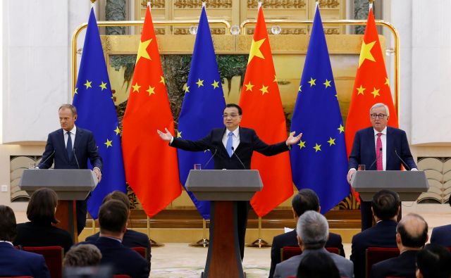 Kitajski premier Li Keqiang (v sredini) bo v Bruslju pozval zbrane, naj se uprejo protekcionizmu. FOTO: Reuters