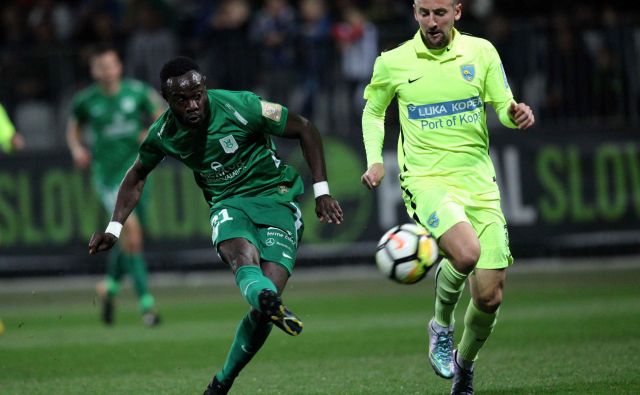 Kingsley Boateng je bil v igri mačke z mišjo prvi strelec neenakovrednega dvoboja prvoligaša iz Ljubljane in domačega tretjeligaša. FOTO: Mavric Pivk/Delo