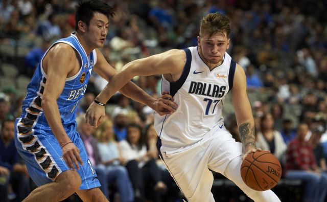 Luka Dončić je v predsezoni dokazal, da se velikega izziva ni ustrašil. FOTO: Cooper Neill/AP