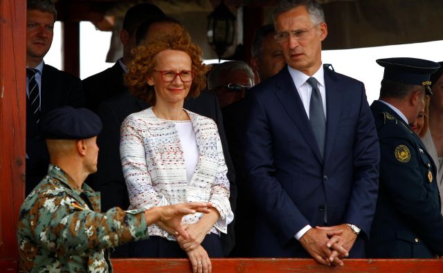 Generalni sekretar Nata Jens Stoltenberg in makedonska ministrica za obrambo Radmila Šekerinska. FOTO: Reuters