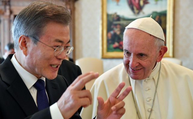 Papež Frančišek je južnokorejskemu predsedniku Mun Dže Inu namenil bistveno več časa, kot ga ponavadi nameni tujim voditeljem. FOTO: AP