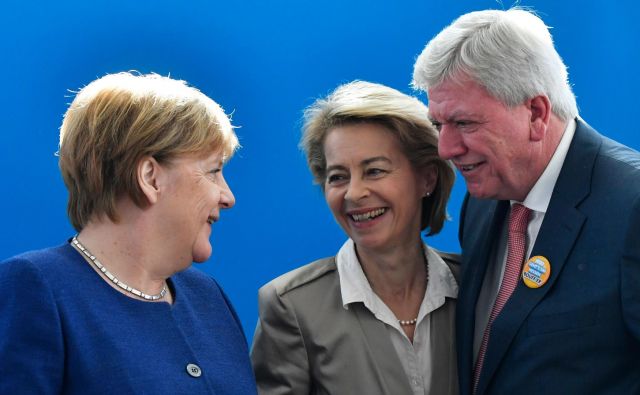 Nemška kanclerka Angela Merkel v družbi obrambne ministrice Ursule von der Leyen and deželnega premiera Hessna Volkerja Bouffierja, ki bo na deželnih volitvah čez dober teden poskušal obrniti negativen trend upadanja podpore CDU. FOTO: John MACDOUGALL / AFP